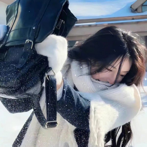 触碰的双手